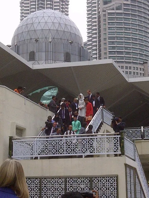 William Kate Mosque Kuala Lumpur via Bellantv7 twitter