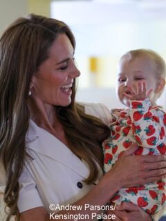 The Princess Brings Back Flippy Wiggle Dress for Evelina Children’s Hospital Visit